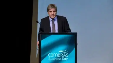 Caputo contra Kicillof durante su exposición en el CAMBRAS Business Day 2026.