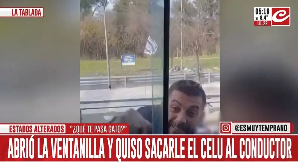 Violenta discusión de tránsito en La Matanza con un automovilista golpeando la ventanilla de un colectivo.