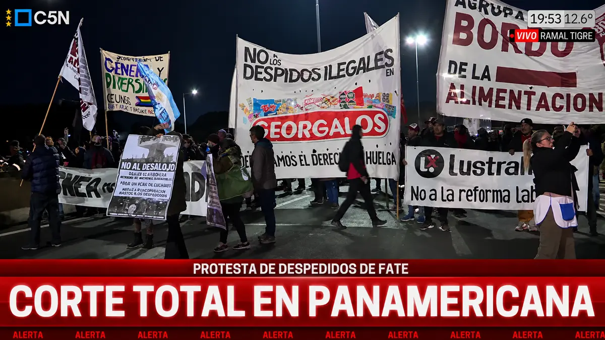Fate durante el corte total en Panamericana por el reclamo de trabajadores despedidos.