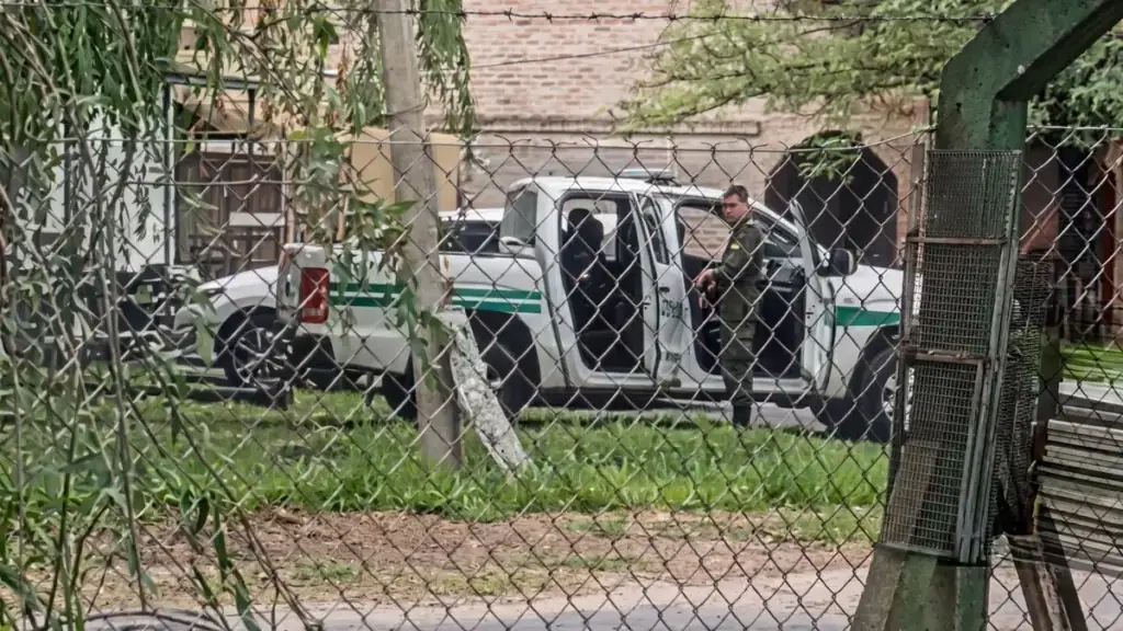 Custodia de Gendarmería a Manuel Adorni bajo investigación judicial en Comodoro Py.
