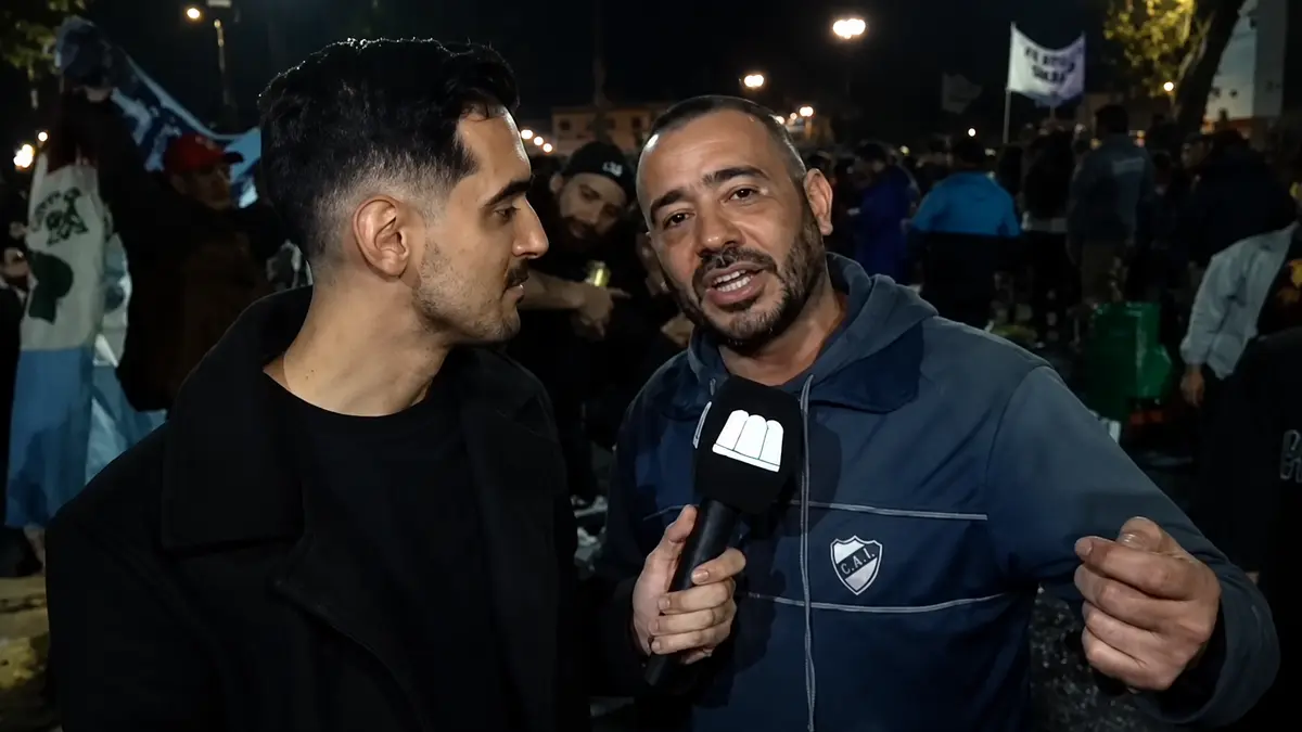 Fanático del Indio Solari durante la despedida en Plaza de Mayo; ricotero contra Milei