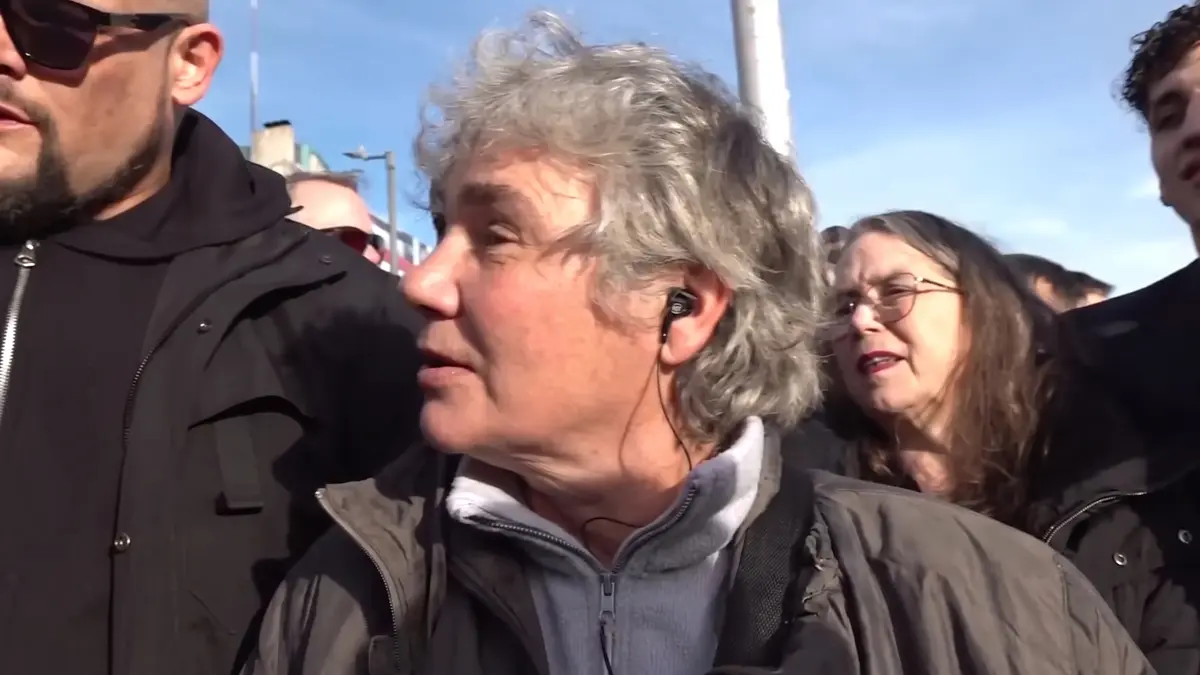 Mamá de Gaspi durante el homenaje en el Obelisco junto a seguidores que recordaron al creador de contenido.