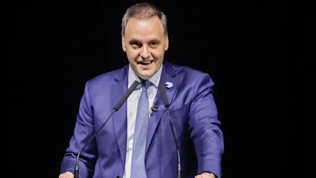 Manuel Adorni durante una actividad oficial en medio de la polémica por la suspensión de su informe ante el Senado.