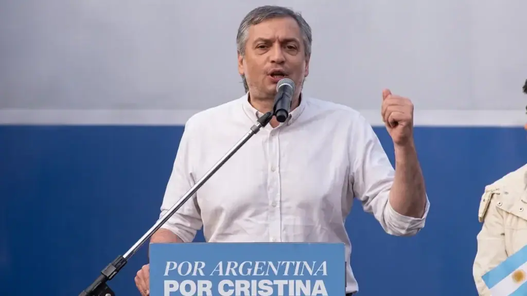 Máximo Kirchner hablando en el escenario durante el banderazo por Cristina Kirchner en Parque Lezama.