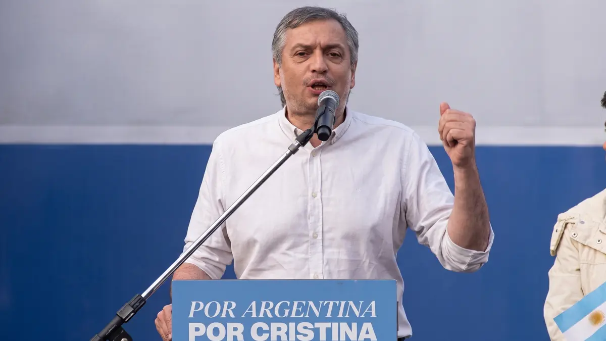 Máximo Kirchner hablando en el escenario durante el banderazo por Cristina Kirchner en Parque Lezama.