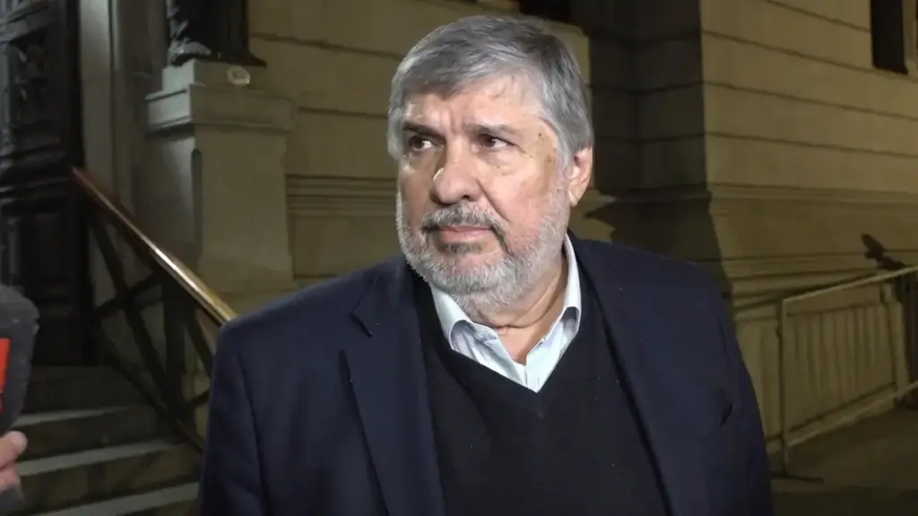 Moción de censura contra Adorni anticipada por José Mayans en el Congreso.
