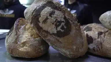 El pan de Messi que causa furor en Villa Crespo: masa madre, stencil y espíritu mundialista
