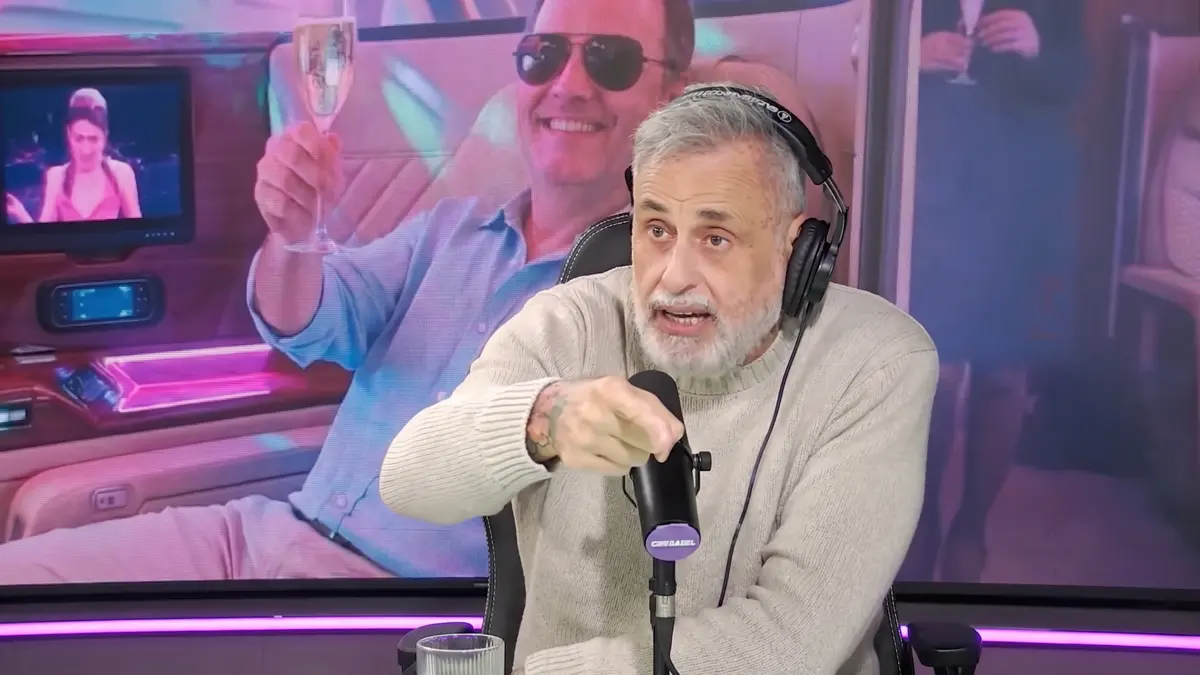 Jorge Rial durante Carnaval Stream en el momento en que Rial contra Adorni se convirtió en uno de los ejes del programa.