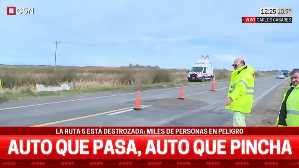 Enorme cráter sobre la Ruta 5 en el kilómetro 281 que provocó daños en vehículos y generó preocupación por la seguridad vial.
