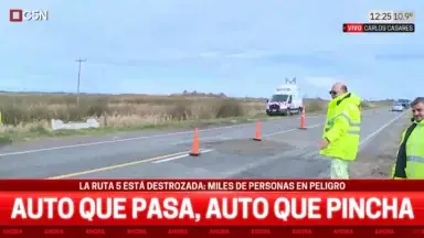 Peligro en la Ruta 5: un enorme cráter rompió cubiertas de al menos 10 vehículos