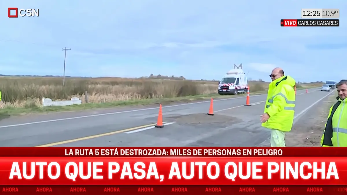 Enorme cráter sobre la Ruta 5 en el kilómetro 281 que provocó daños en vehículos y generó preocupación por la seguridad vial.