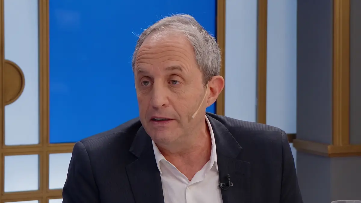 Manuel Adorni en la mesa de Mirtha fue cuestionado por Ernesto Tenembaum y Elisa Carrió durante el debate televisivo.