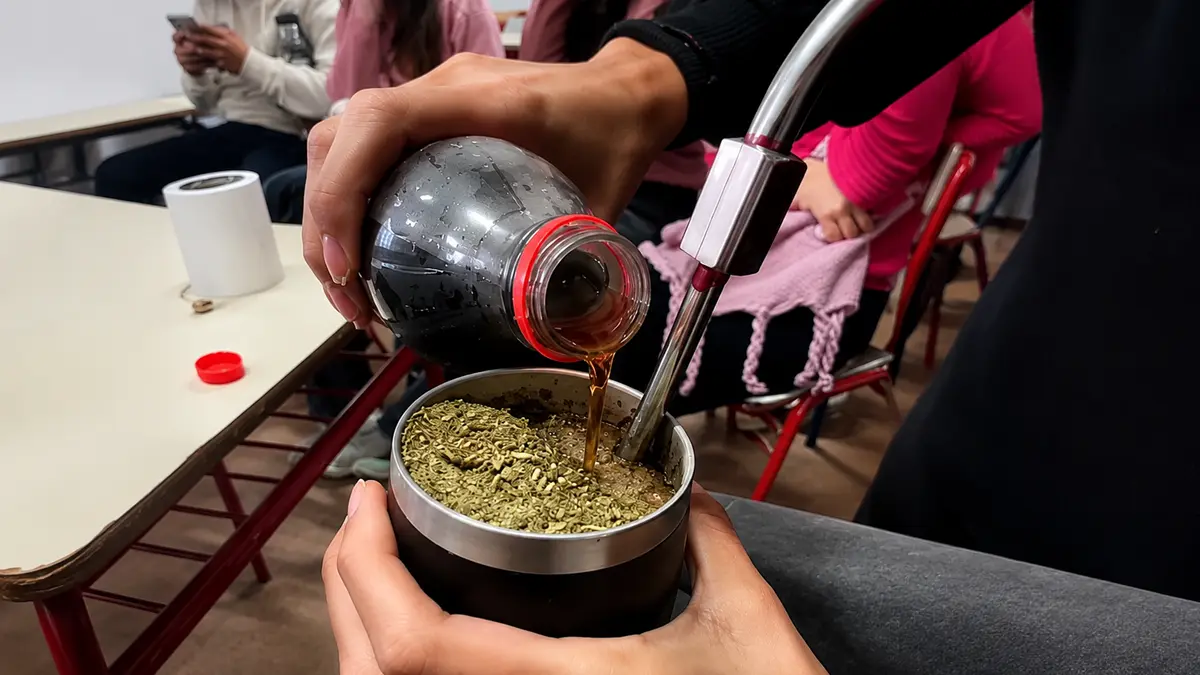 Tere coca preparada con mate y Coca-Cola en un video viral