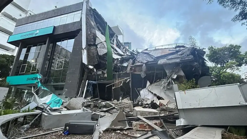 Terremotos en Venezuela con edificios derrumbados y equipos de rescate trabajando en Caracas.