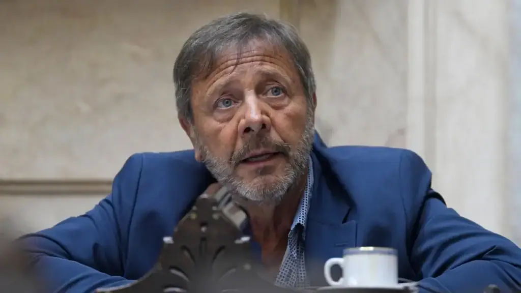 Oscar Zago contra Adorni durante una entrevista en Futurock sobre la interpelación al jefe de Gabinete